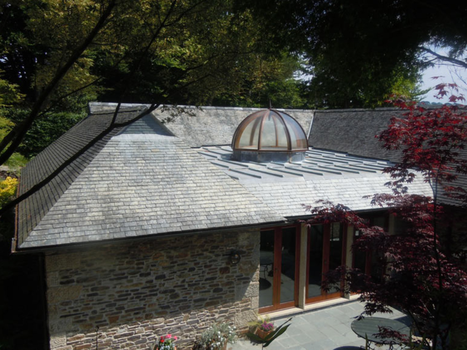 A beautiful and traditional scantle slate roof installed by our Cornwall scantle roof team.